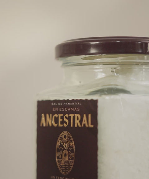 Video of ancestral spring salt in flakes